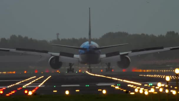 Landung einer Boeing 777 von KLM — Stockvideo