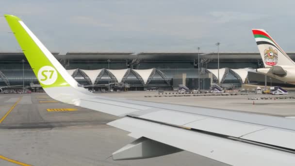 Flygplan i Suvarnabhumi flygplats — Stockvideo