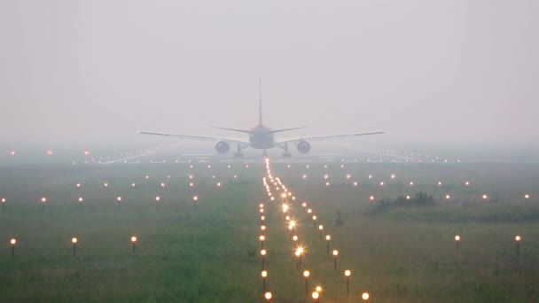 Flygplan på landningsbanan i tjock dimma — Stockvideo