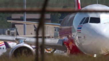 Uçak kalkıştan önce kalkışa hazırlanıyor.