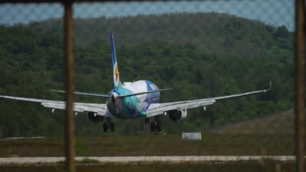Flygplanet närmar sig och landar på Phukets flygplats — Stockvideo