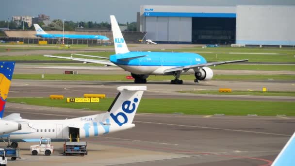 KLM Boeing 777 viszont kifutópályával indulása előtt — Stock videók