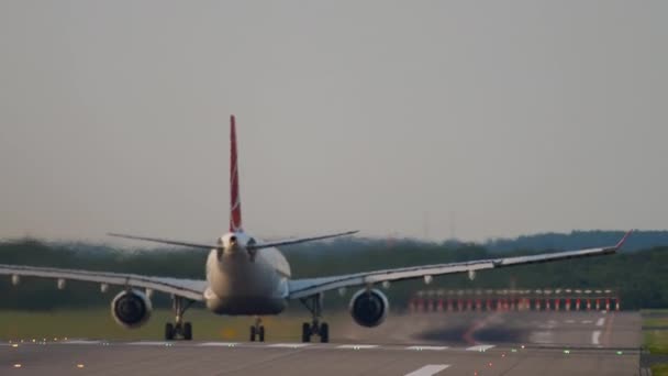 El avión acelera antes de la salida — Vídeos de Stock