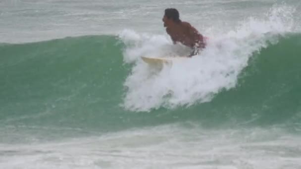 A hullámok a Kata eső a szörfös — Stock videók