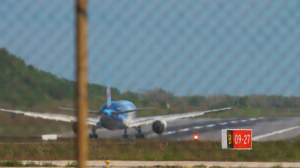 Avião girando no Aeroporto de Phuket — Vídeo de Stock