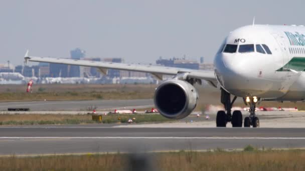 Самолет перед вылетом — стоковое видео