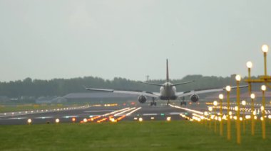 Açılış gövdeli uçak