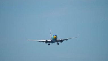 Phuket havaalanına yaklaşan uçak