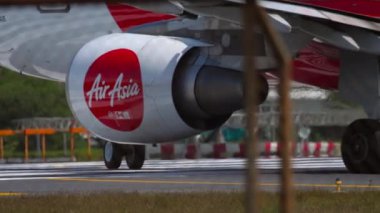 Uçak kalkıştan önce kalkışa hazırlanıyor.