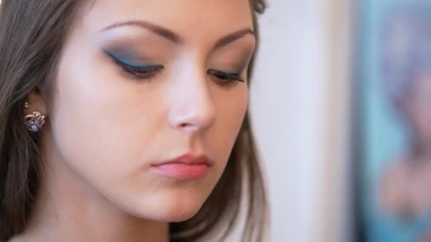 Maquillaje artista aplica lápiz labial . — Vídeo de stock