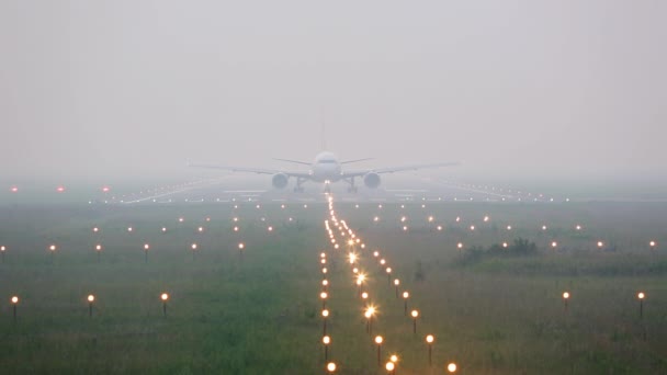 飛行機が濃霧で滑走路をオンします。 — ストック動画