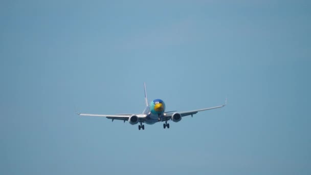 飞机接近在普吉岛机场 — 图库视频影像