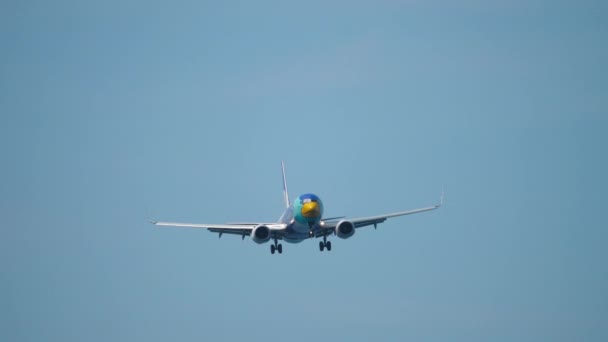 Avion en approche à l'aéroport de Phuket — Video