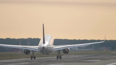 Sabahın erken saatlerinde uçak iniyor.