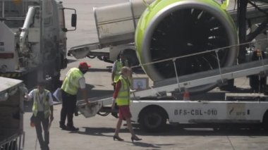 Bavulları uçağa yüklüyorum.