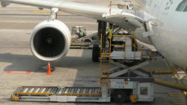 Bangkok, Tayland - 14 Kasım 2018: Tay Airways Airbus A330 kargo onboard, Suvarnabhumi Havaalanı, Tayland Bahgkok yükleme