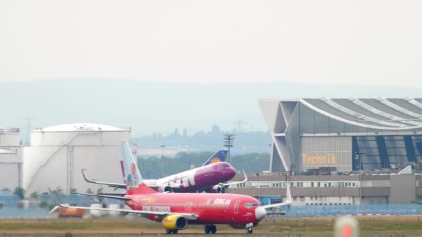 Airbus 321 WOW Air поднялся в воздух — стоковое видео