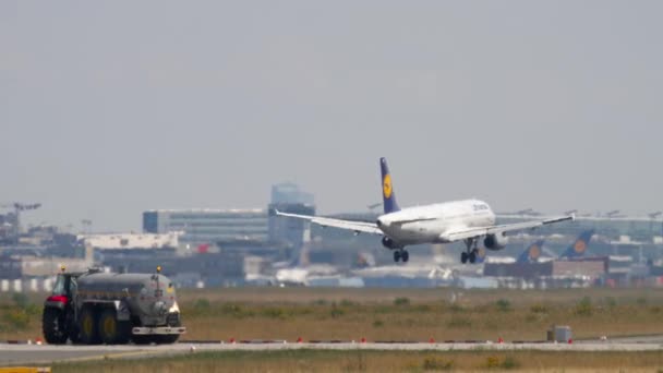 Lufthansa Airbus A321 lądowania — Wideo stockowe