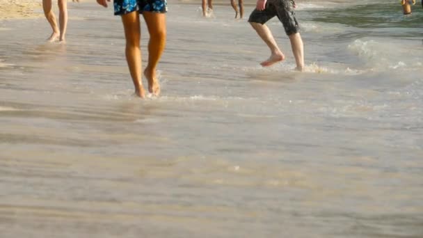 A piedi nudi spiaggia a piedi — Video Stock