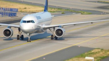 Lufthansa Airbus 320 Taksilemek