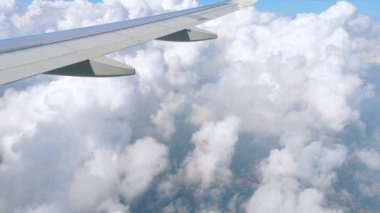 İniş yapan uçaktan hava görüntüsü