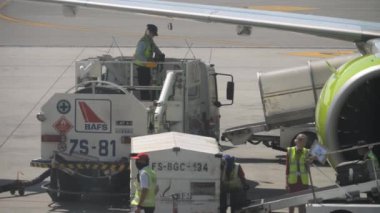 Bavulları uçağa yüklüyorum.