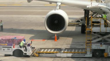 Bangkok, Tayland - 14 Kasım 2018: Tay Airways Airbus A330 kargo onboard, Suvarnabhumi Havaalanı, Tayland Bahgkok yükleme