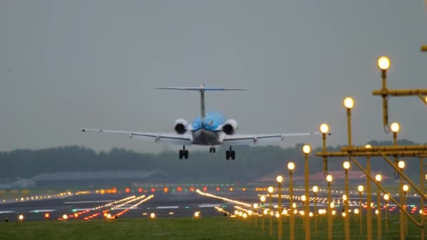 KLM Cityhopper Fokker 70 lądowanie — Wideo stockowe