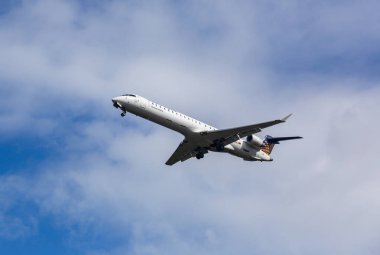 Almanya, Frankfurt - 06 Eylül 2015: Bombardier Crj-900lr, D-Acnc Lufthansa, gökyüzünde uçar.