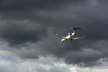 Bir fırtına açılış bombardier