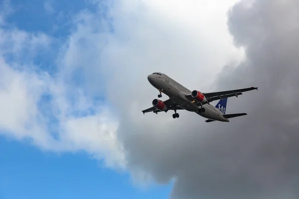 エアバス A320 着陸進入 — ストック写真