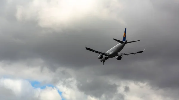 Embraer dans les nuages du tonnerre — Photo