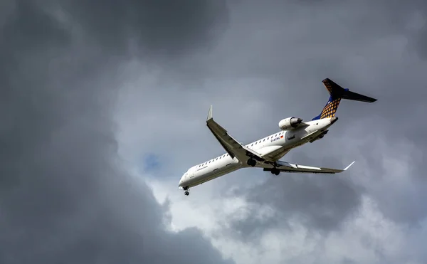 Bombardier dans les nuages orageux — Photo