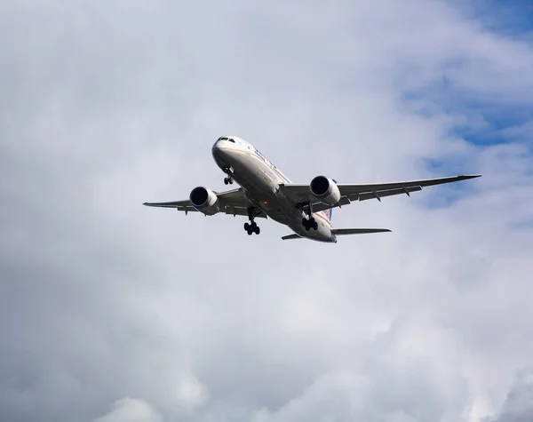 Approche et atterrissage de Boeing Dreamliner — Photo