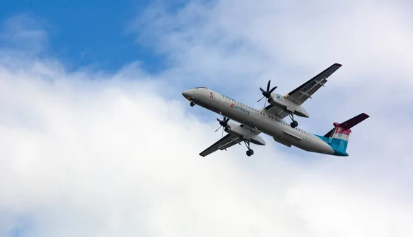Bombardier летит в небе — стоковое фото