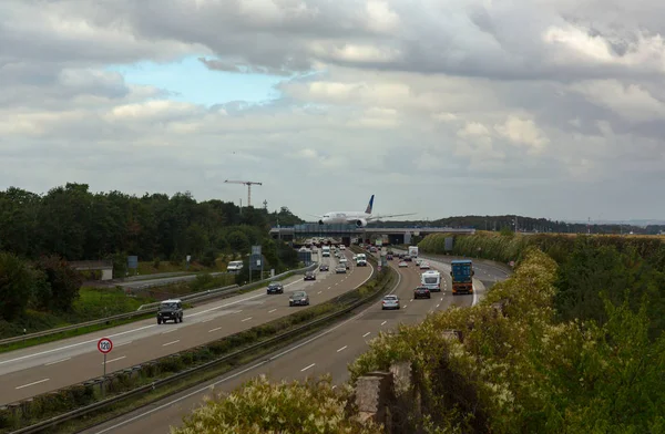 Boeing Dreamliner taxis above the highway — Stock Photo, Image