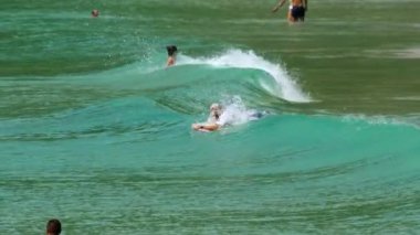 Sörfçü dalgaları üzerinde