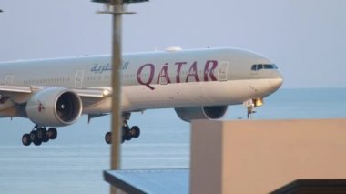 Katar Boeing 777 açılış