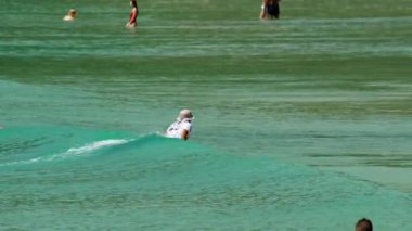 Sörfçü dalgaları üzerinde