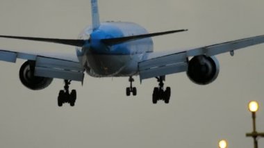 KLM Boeing 777 inişi
