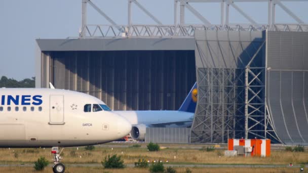 Airbus A321 pojíždění — Stock video