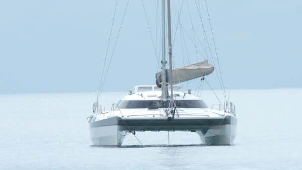 Luxe catamaran verankerd — Stockvideo