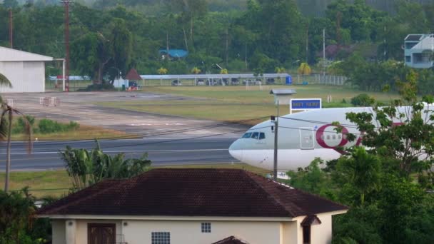 Avion circulant après l'atterrissage — Video