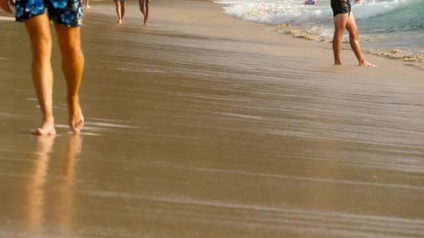 A piedi nudi spiaggia a piedi — Video Stock