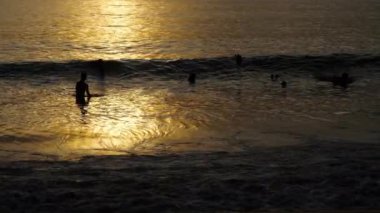 İnsan siluetleri ile güzel gün batımı keyfini okyanus.