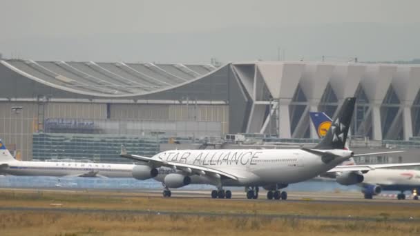 Airbus 340 accélérer avant le départ — Video