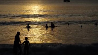 İnsan siluetleri ile güzel gün batımı keyfini okyanus.
