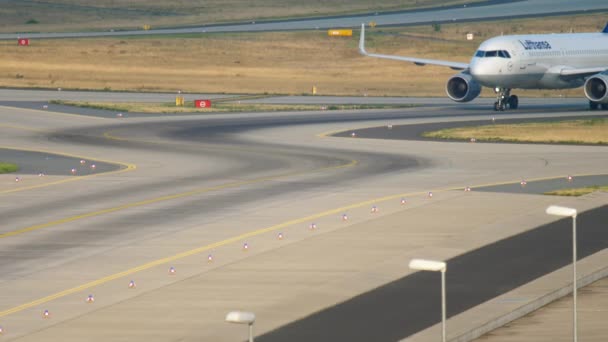 汉莎航空空客 320 滑行 — 图库视频影像