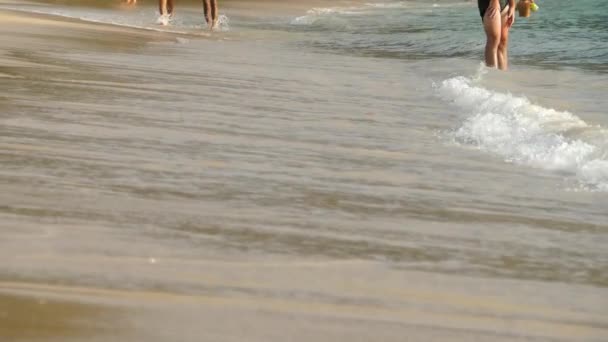 A piedi nudi spiaggia a piedi — Video Stock