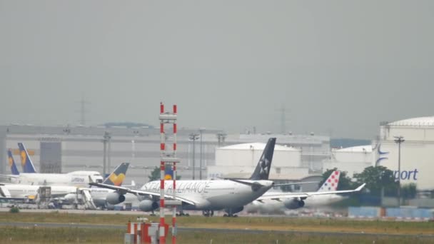 Airbus 340 przyspieszenia przed odlotem — Wideo stockowe
